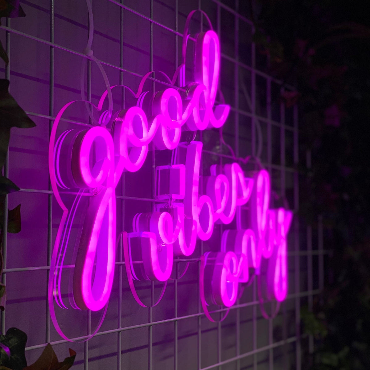 Neonskilt "good vibes only" 165x111 cm.