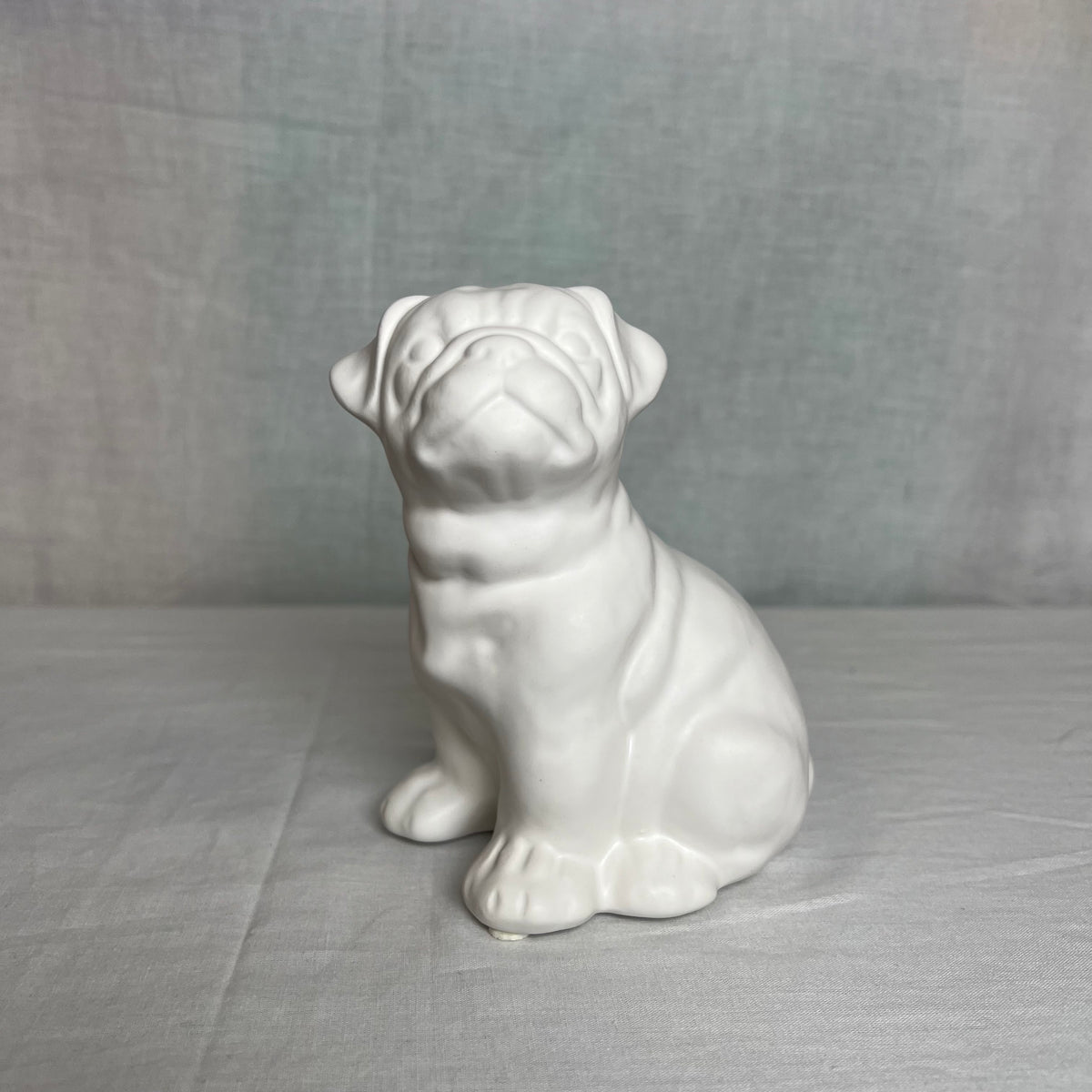 Porselen "Mops valp" 15 cm "Hvit"