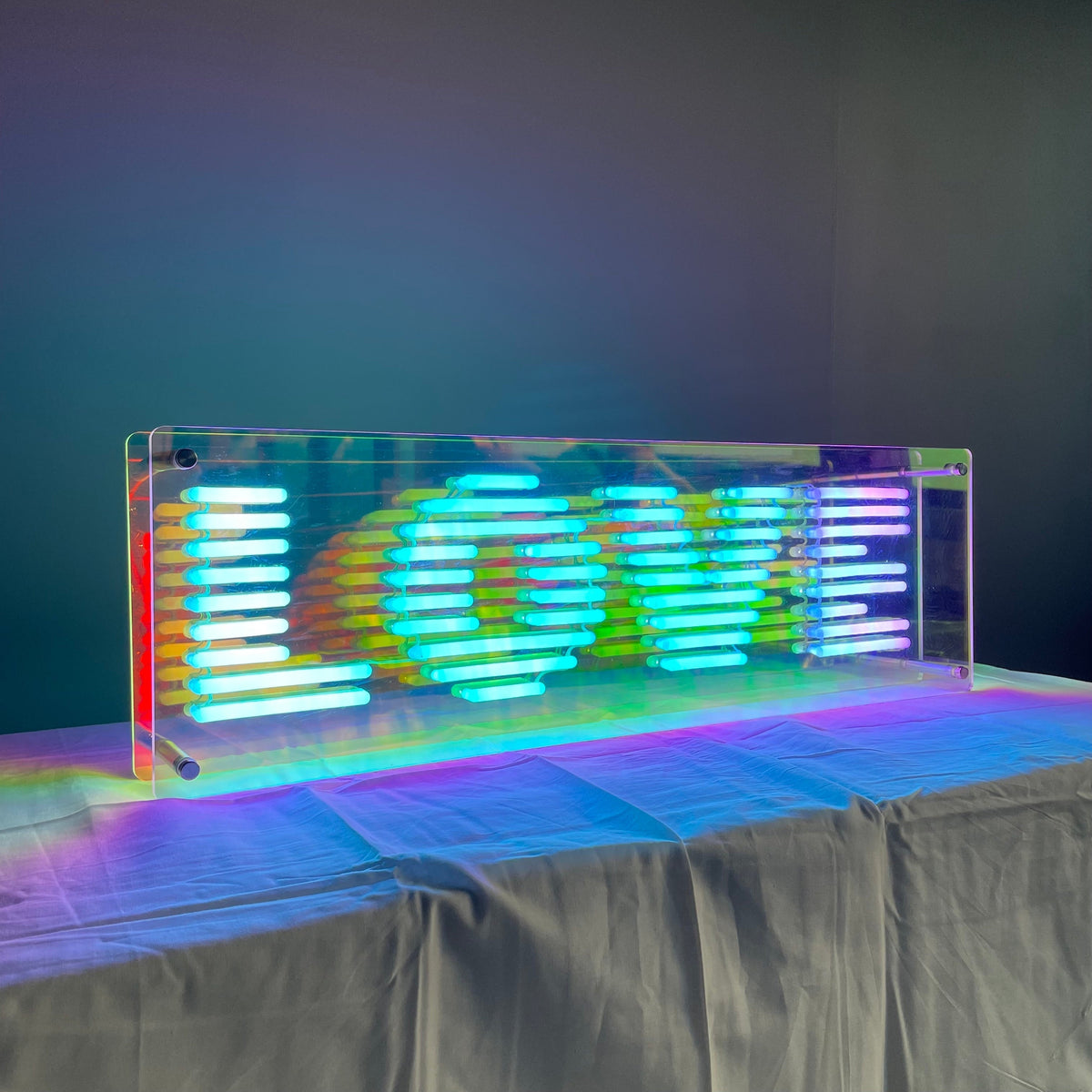 "L O V E" LED NEONSKILT. Stående 72x22 cm.