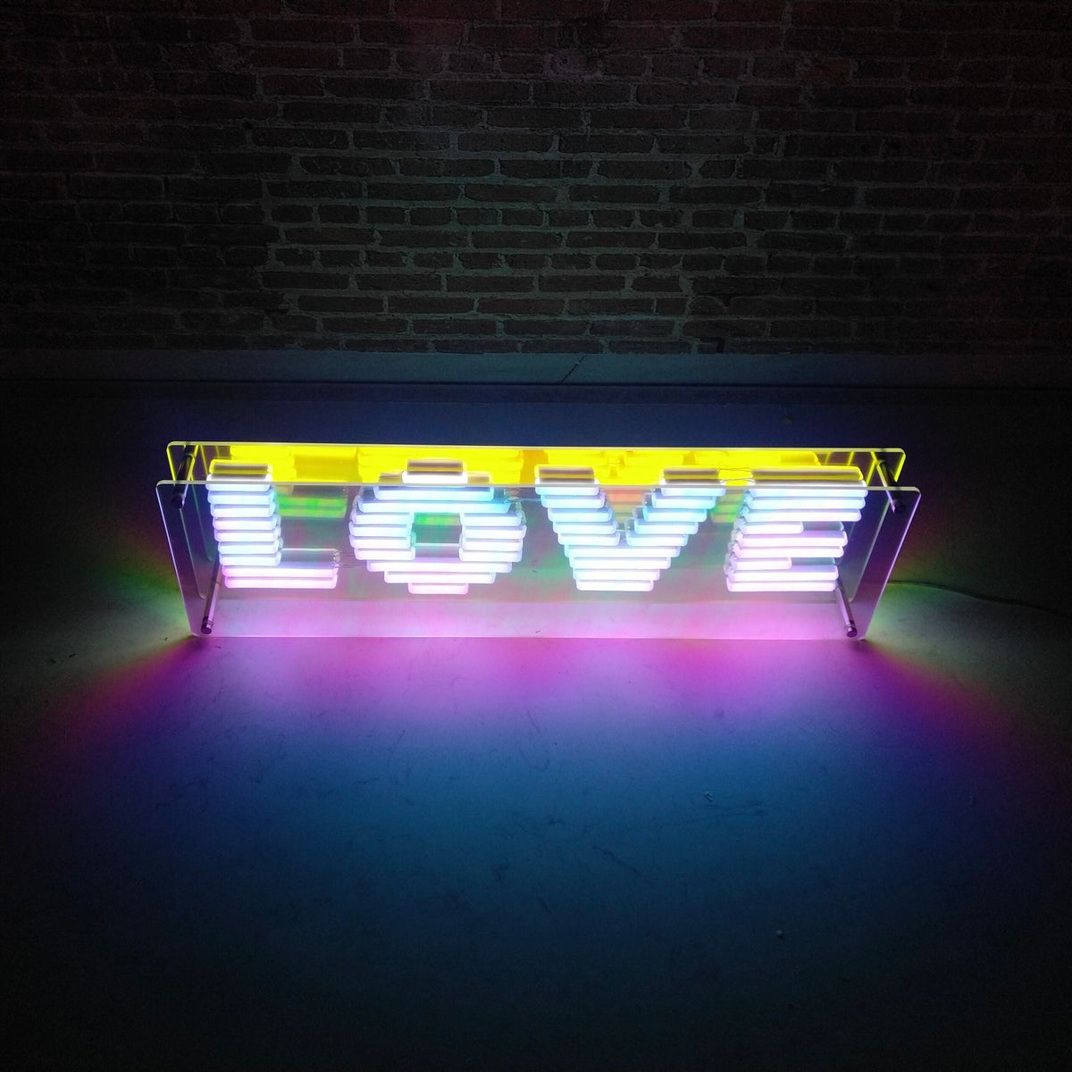"L O V E" LED NEONSKILT. Stående 72x22 cm.
