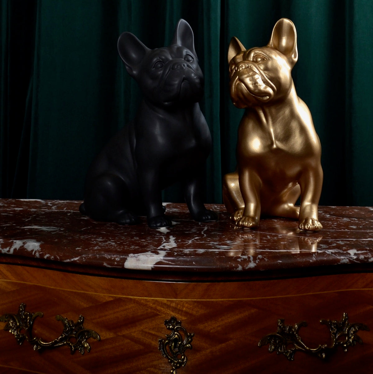 Porselen "Franskbulldog GULL" 34 cm. Bestilling!