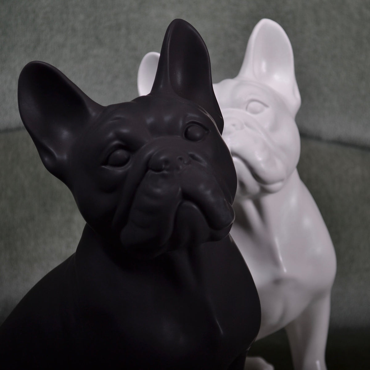 Porselen "Franskbulldog" hvit matt 34cm.